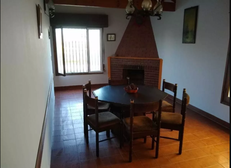 chalet comedor chimenea